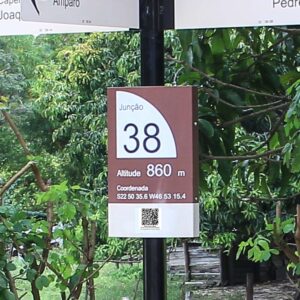 Identifica o ponto de bifurcação para fácil localização no mapa. Contém um número de ID único, altitude e coordenada de GPS, além de um código QR para baixar o mapa em PDF da região. Instalados em 70 cruzamentos. Integram os Conjuntos Direcionais.